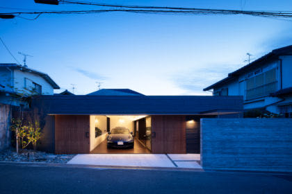 大阪狭山の平屋の ガレージハウス 外観夜景写真